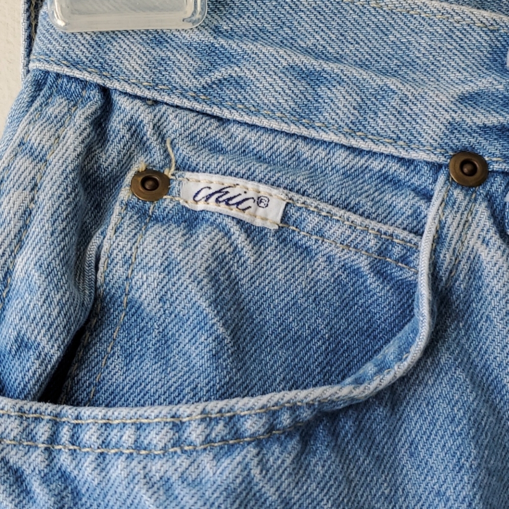 Vintage Chic High Waisted Lightwash Mom Jeans - Picture 5 of 6